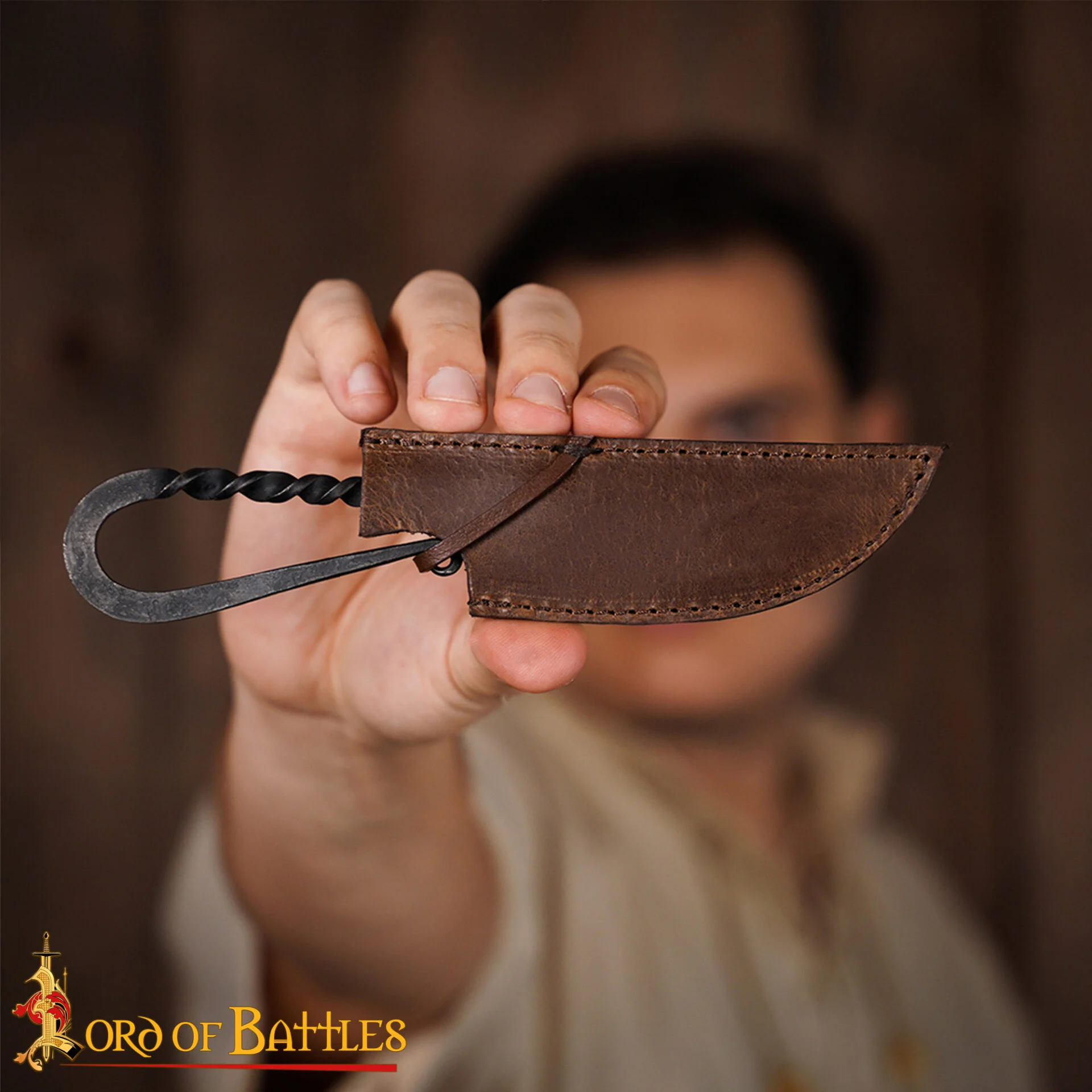 Auténtico Cuchillo Vikingo de Hierro Forjado a Mano - Mango Retorcido con Vaina de Cuero Auténtico - Image 6