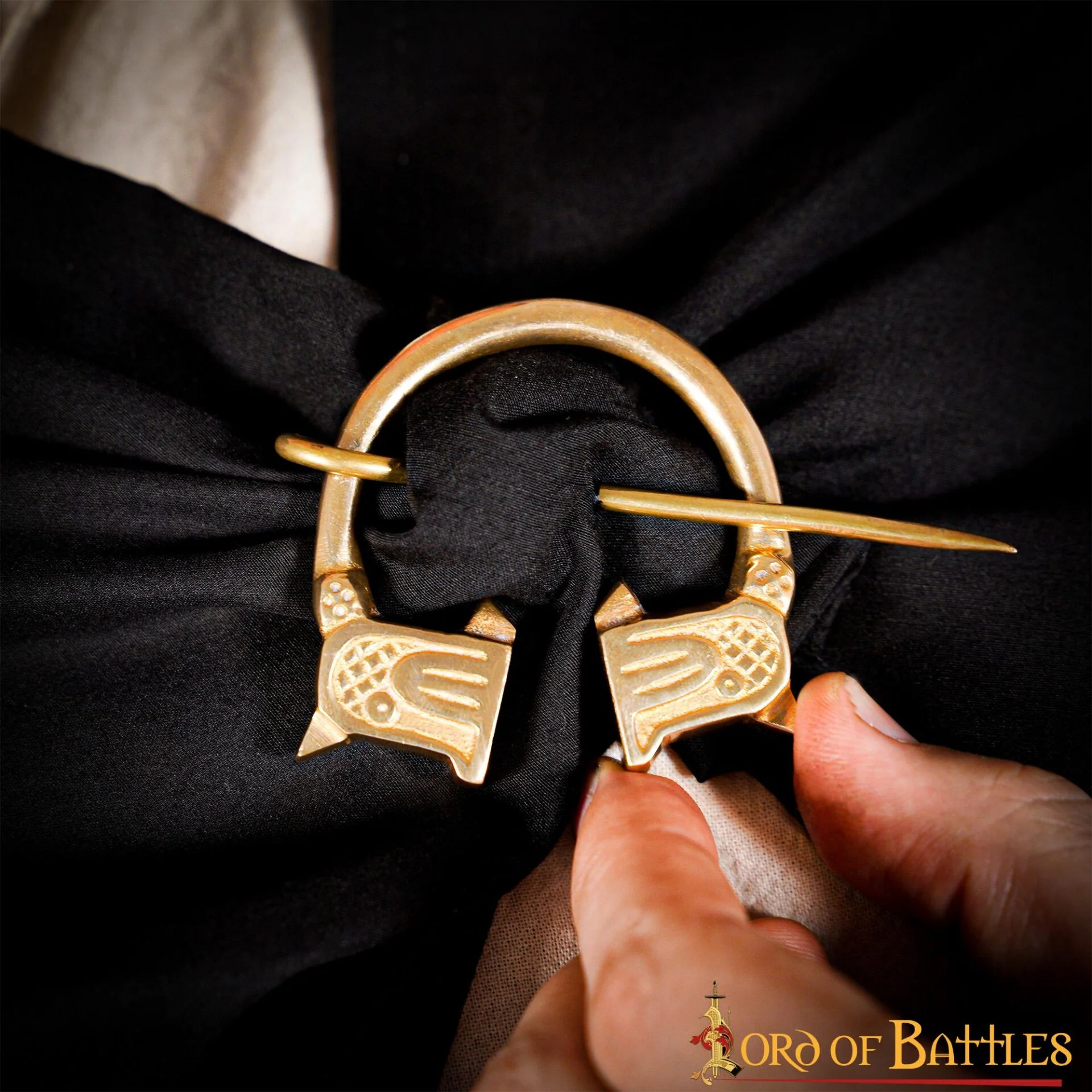 Broche de Capa con Cabeza de Cuervo Nórdico - Latón - Image 9