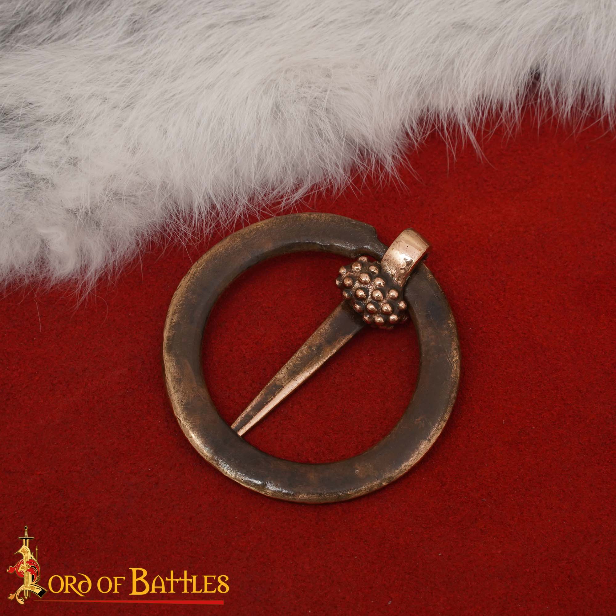 Broche Medieval de Bronce con Anillo Fundido a la Cera Perdida Diseño Inscrito - Image 10