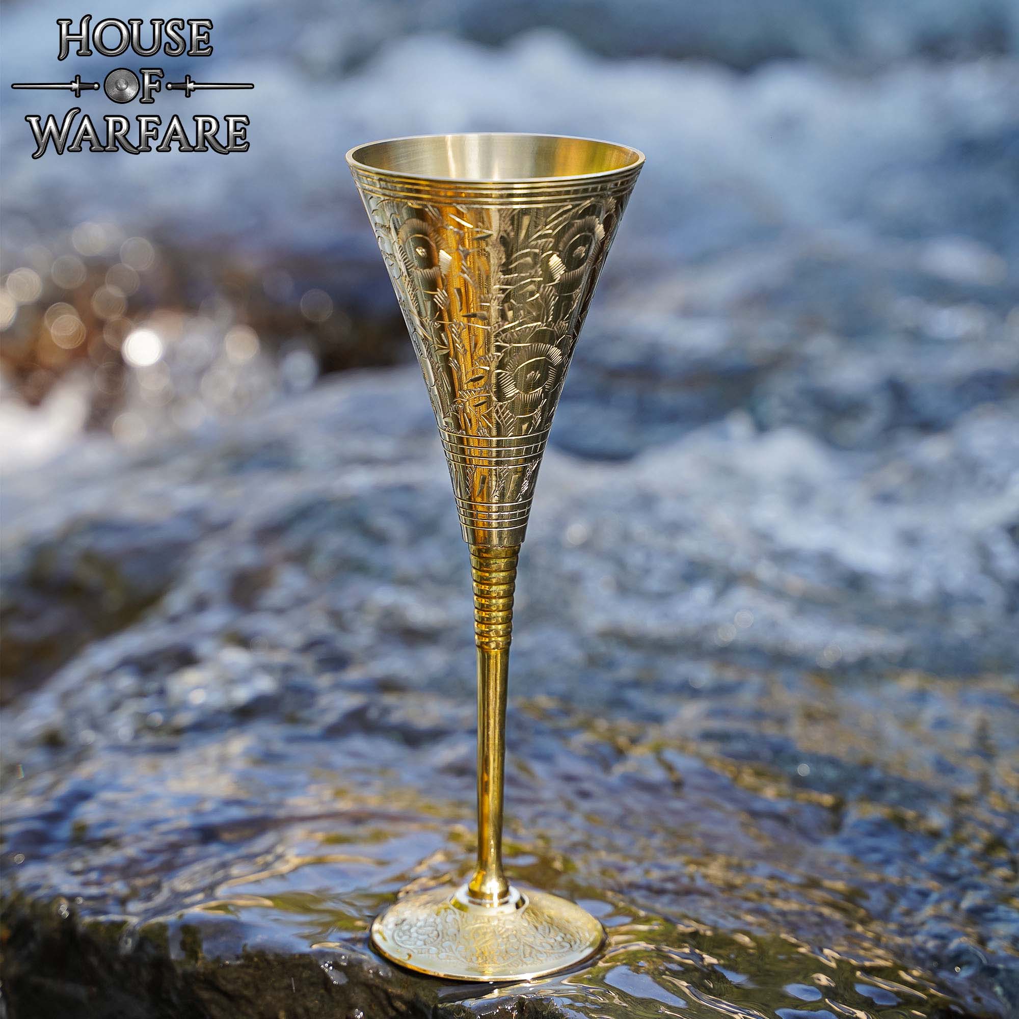 Copa Medieval de Latón Artesanal - Grabado Decorativo - Image 4