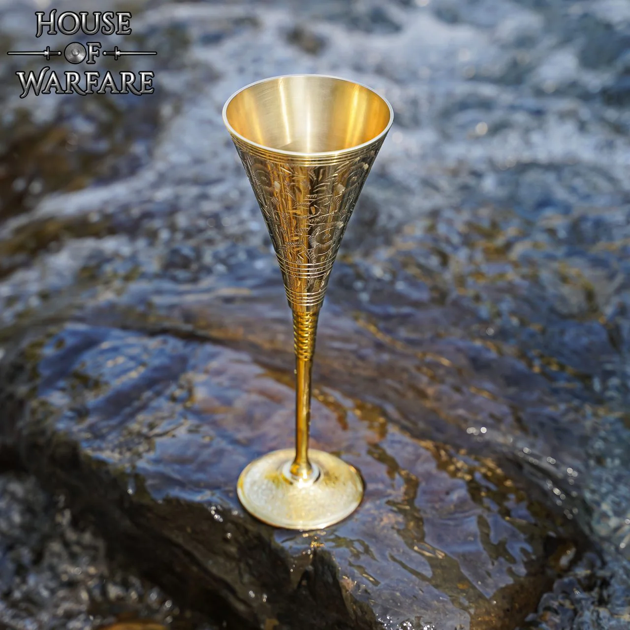 Copa Medieval de Latón Artesanal - Grabado Decorativo - Image 5