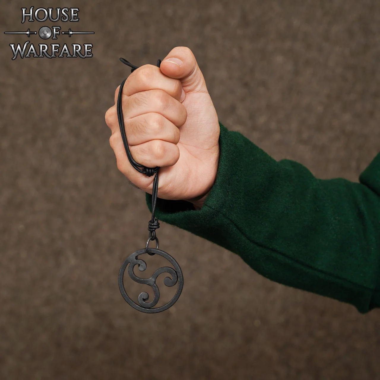 El Guerrero Celta Colgante Triskelion Forjado a Mano con Cordón de Cuero - Image 10