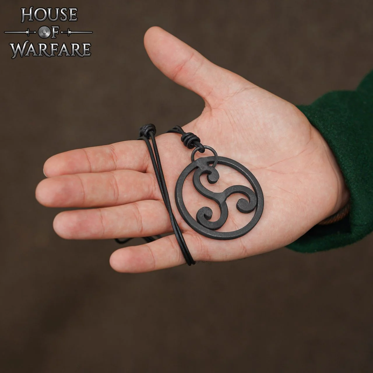 El Guerrero Celta Colgante Triskelion Forjado a Mano con Cordón de Cuero - Image 2