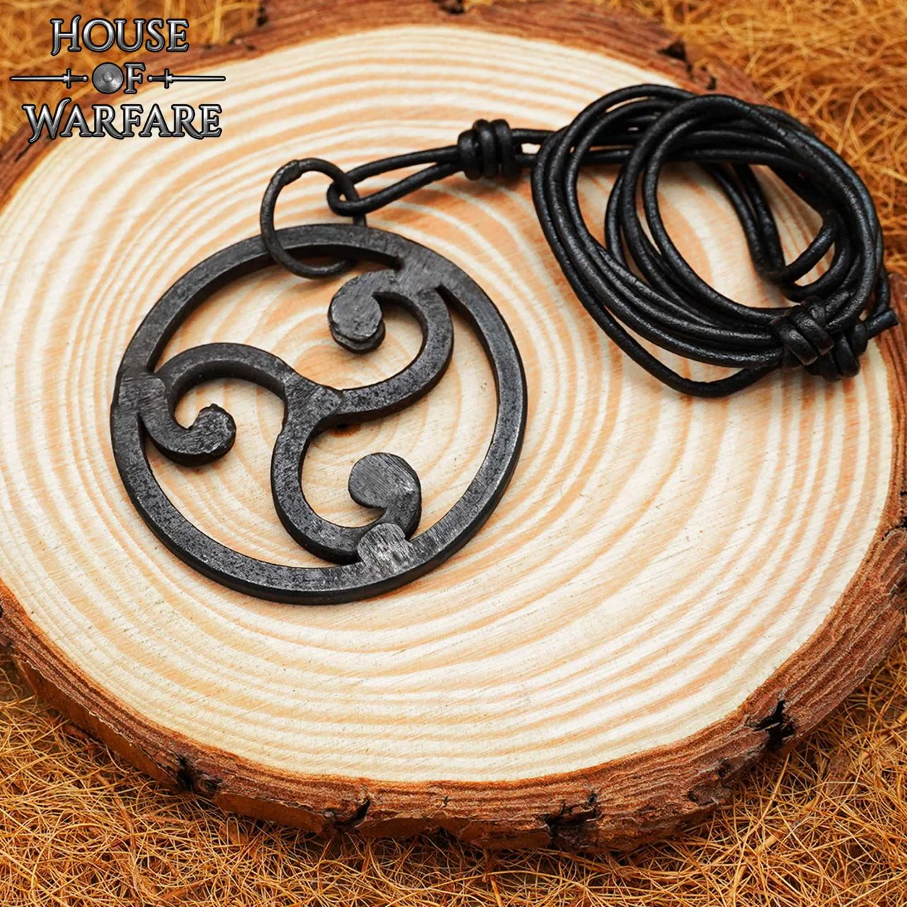 El Guerrero Celta Colgante Triskelion Forjado a Mano con Cordón de Cuero - Image 4