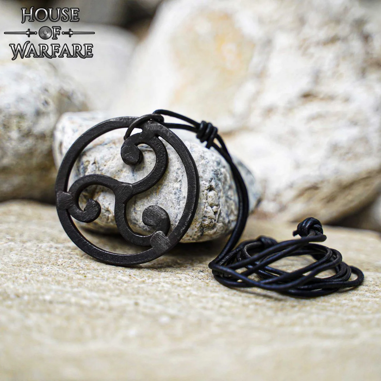 El Guerrero Celta Colgante Triskelion Forjado a Mano con Cordón de Cuero - Image 9