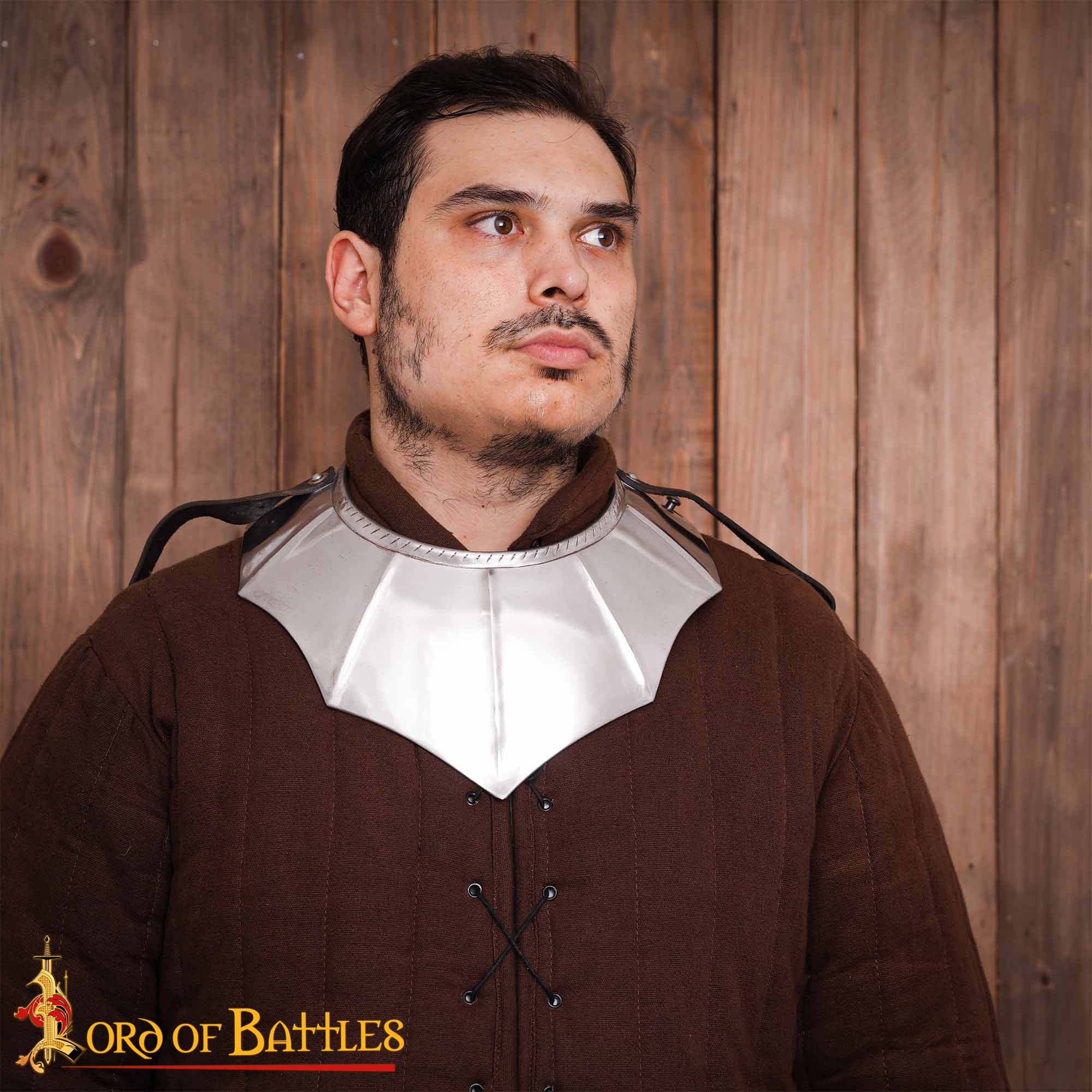 Gorget Caballero Gótico con Bordes Estriados y Diseño de Cuerda Calibre 16