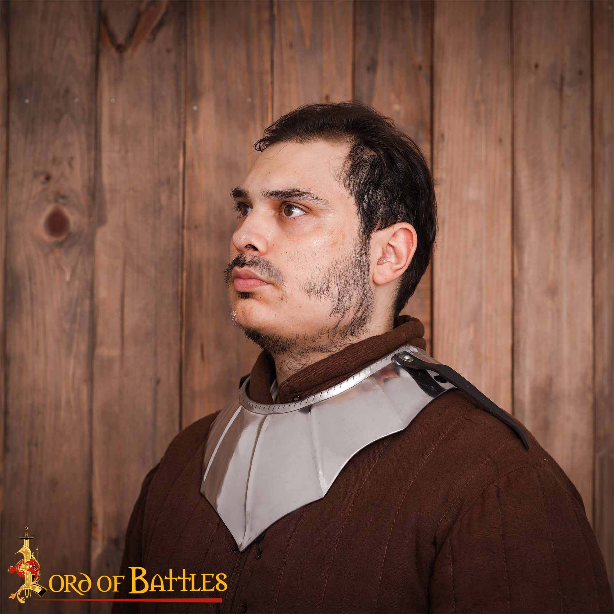 Gorget Caballero Gótico con Bordes Estriados y Diseño de Cuerda Calibre 16 - Image 2