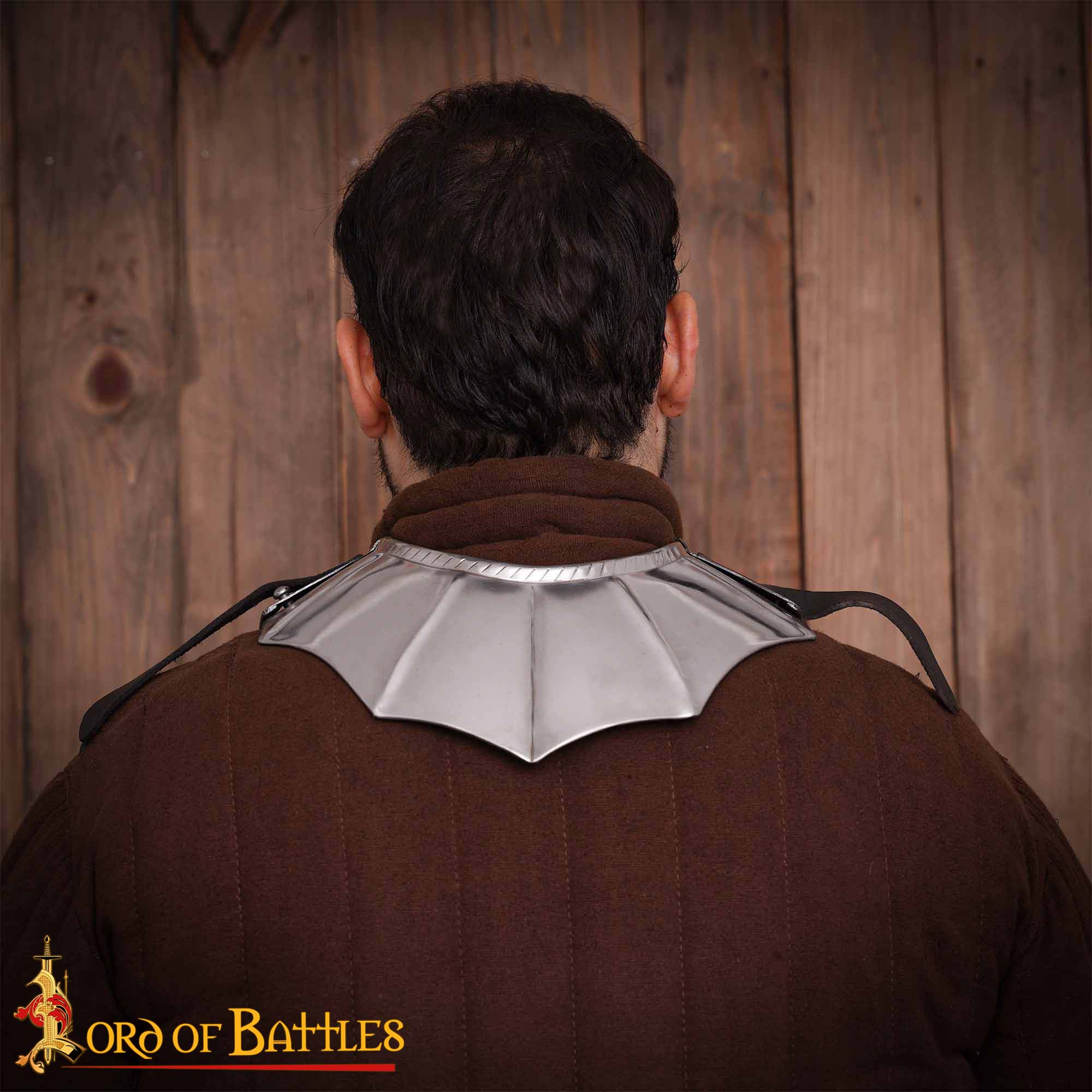 Gorget Caballero Gótico con Bordes Estriados y Diseño de Cuerda Calibre 16 - Image 6
