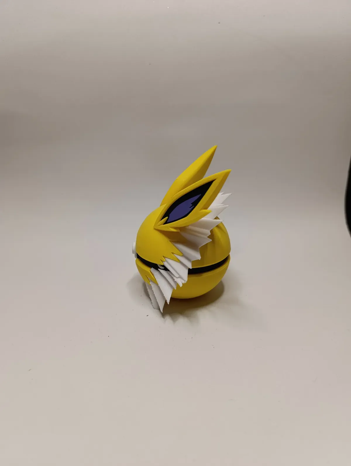 Poké Ball Jolteon Réplica Coleccionable - Image 4